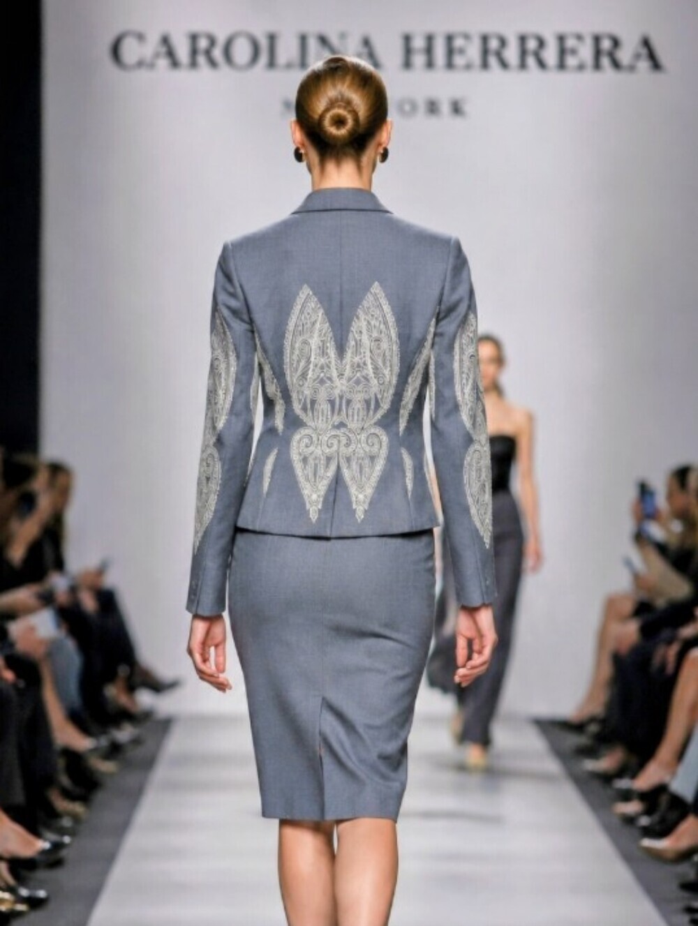 Carolina Herrera 12 Blue Gray Ivory Jacquard Embroidered Peak Lapel Skirt Suit - Picture 2 of 8